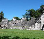 遺跡の中央部。右、1st temple、左側は居住地とか墓とか。マヤの人は今でもここで儀式をやるらしい。